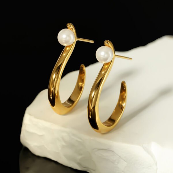 Pearl Drop Commuter Studs
