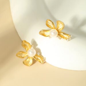 Magnolia Pearl Studs