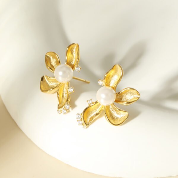 Magnolia Pearl Studs